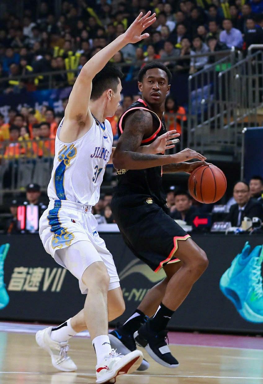 深圳队横扫鹈鹕,易建联带队取胜 深圳队横扫鹈鹕,易建联带队取胜