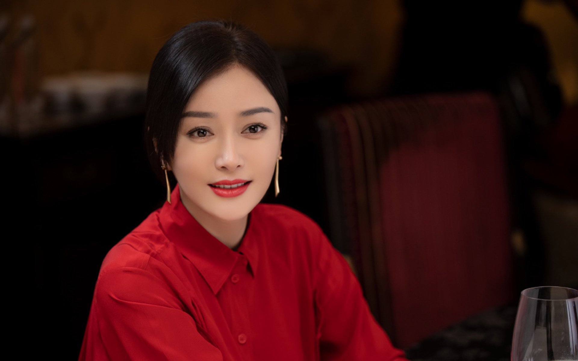 首先，我们来构思一个具有独家视角和悬念感的标题